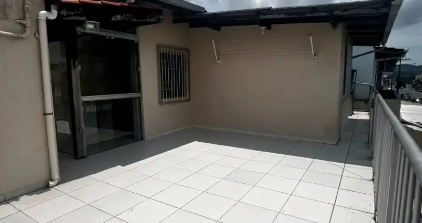 Casa com 02 quartos e garagem coberta no bairro cordeiros, itajai-sc