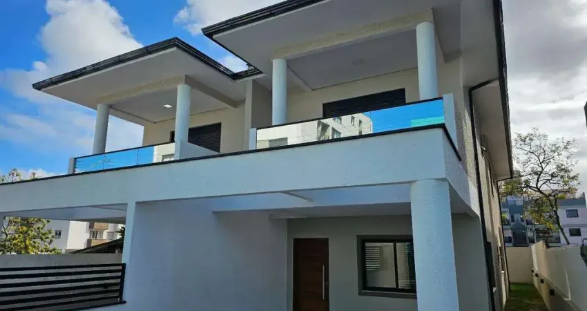 Excelente sobrado recém construído no centrinho de canasvieiras