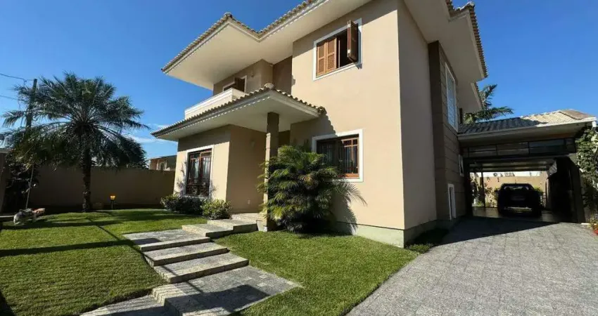 Linda casa localizada em um amplo pátio, a apenas 1,2km da praia