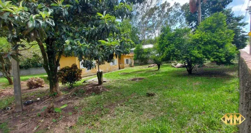 Terreno amplo com casa e edícula, em local tranquilo e próximo às montanhas