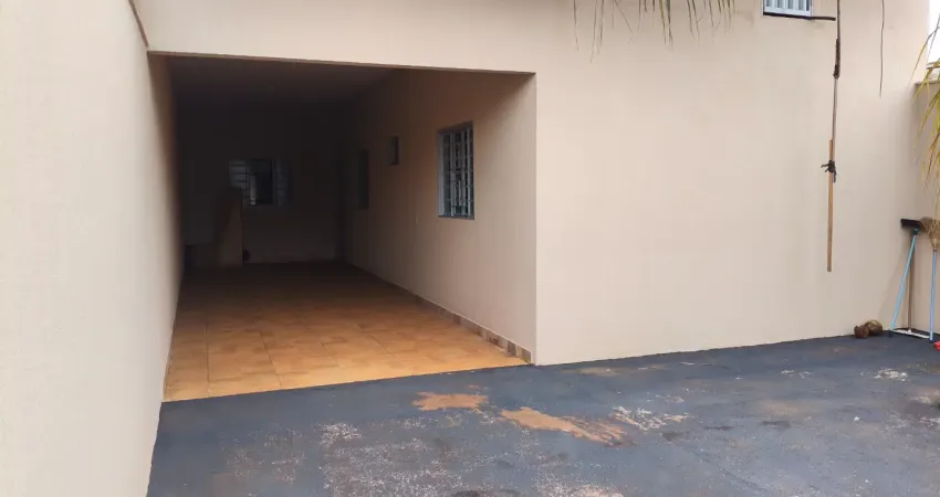 Casa com 2 quartoa, comodos todos grandes, bastante quintal.