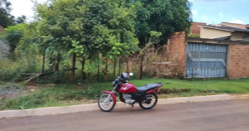 Lote excelente para construção com 200 m2 sendo 10 m de frente e fundos.