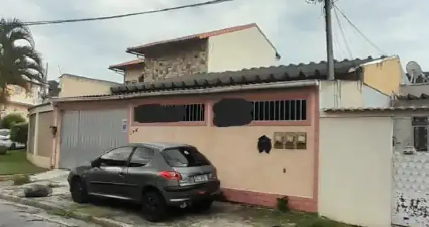 Casa linear - 3 quartos - 1 suíte - 2 banheiros - próximo restaurante steack truck