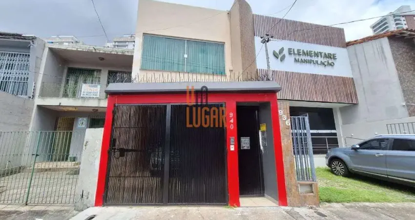 Casa com 2 pavimentos para aluguel comercial, com 4 quartos sendo 3 suites e garagem.