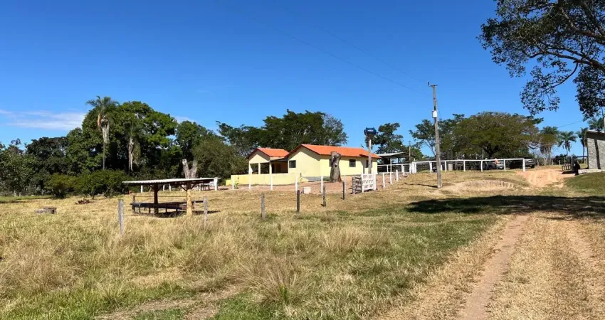 Fazenda de 18 alqueires plana com 7 represas e to formada , com córrego na propriedade , curral e casa .