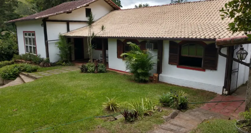 Casa de 300 m² com 5 quartos e piscina em itaipava em sítio no meio do verde exuberante
