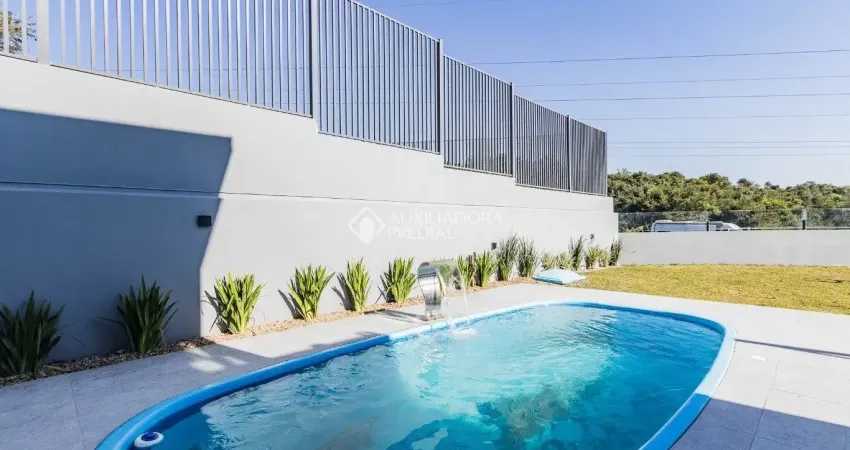 Casa dos sonhos no condomínio verdes campos!  3 pavimentos;  3 dormitórios (1 suíte + 2 com suíte americana); banheiros sociais em 2 andares;  living amplo com pé-direito duplo;cozinha integrada + por