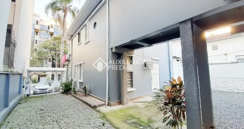 Sobrado amplo com 300m² – excelente estrutura e pronto para uso!  descubra este sobrado espaçoso de 300m², localizado no centro do terreno, com ótima iluminação natural e estrutura reforçada. ideal pa
