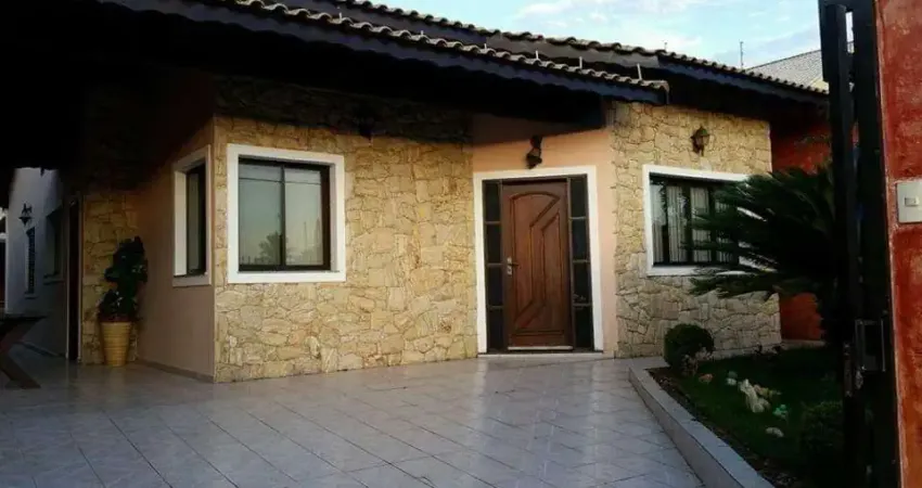 Excelente casa com 3 dormitórios sendo 1 suíte com amplo espaço área gourmet com piscina ótima localização lado praia .