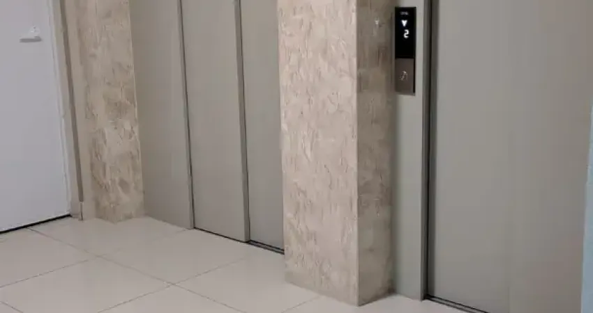 Apartamento no coração do vila izabel, com sala ampla, living conjugado com sacada (churrasqueira)