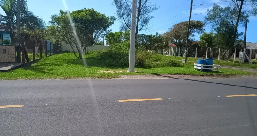 Lindo terreno de esquina, a 100m do mar, de frente para interpraias, com possibilidade de ponto comercial.