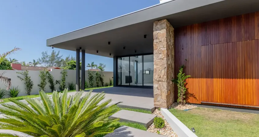 Belíssima casa na praia bella torres, a poucos metros do mar.