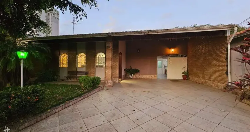 Casa com 6 quartos à venda na Vila Jaboticabeira, Taubaté