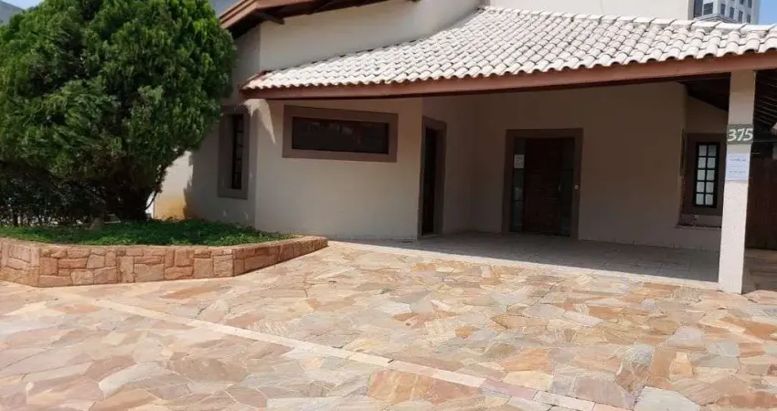 Maravilhosa casa térrea em condomínio fechado de alto padrão!