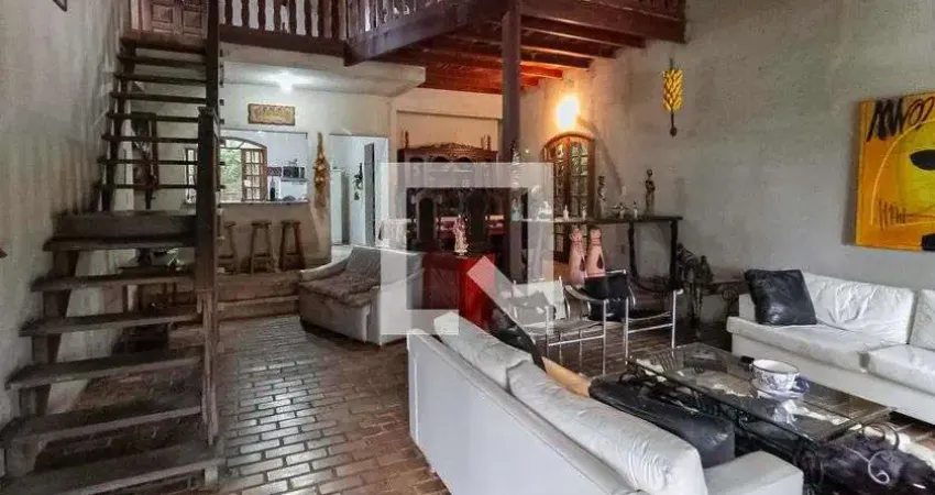 Casa para Venda - Trevo, 3 Quartos,  900 m² - Belo Horizonte