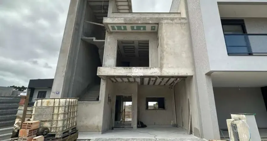 Sobrado 03 quartos, sendo 01 suíte 02 demi-suítes, com amplo terraço em condomínio fechado no costeira