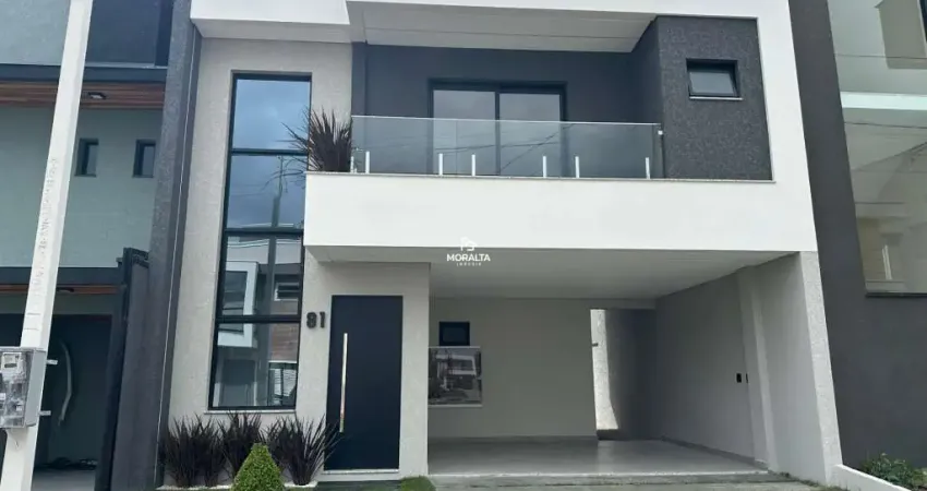 Sobrado em condomínio fechado com 03 quartos, sendo 01 suíte no costeira