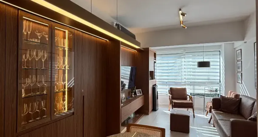 Apartamento totalmente reformado, com projeto assinado por arquiteto e acabamento de alto padrão. 02 suítes modernas