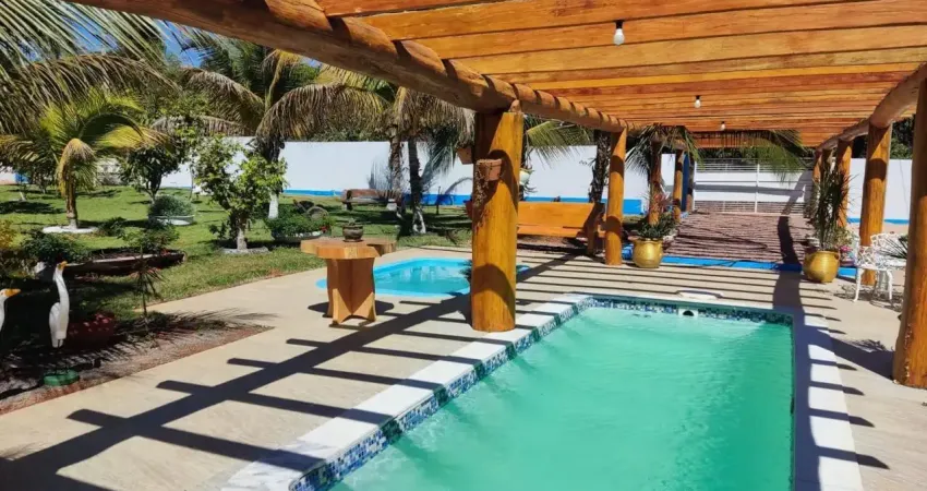 Seu refúgio perfeito! chára com piscina - ideal para morar e relaxar