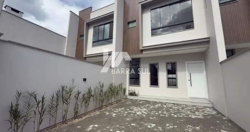 Sobrado geminado com 01 suíte + 02 quartos com pergolado na barra do rio cerro