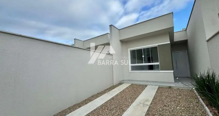 Casa geminada com 01 suíte + 01 quarto no bairro tres rios do sul