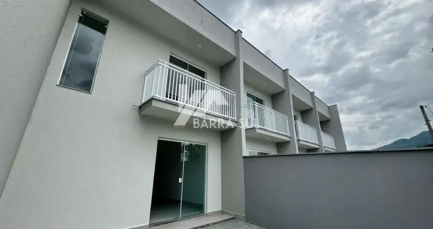 Sobrado geminado com 01 suíte + 02 quartos no bairro tres rios do sul