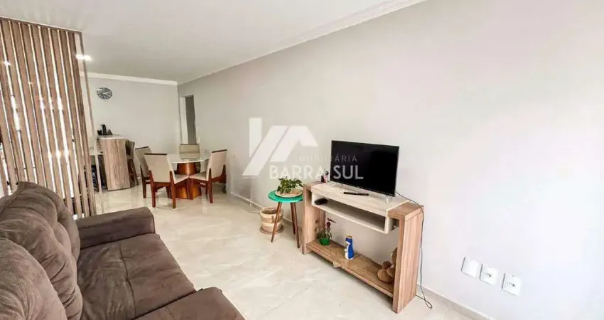 Apartamento semimobiliado com 01 suíte + 02 quartos na barra do rio cerro