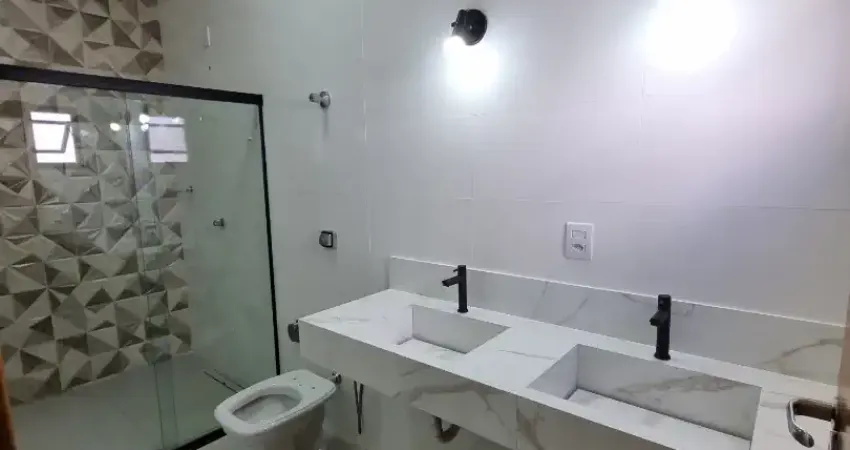 Linda casa com 03 quartos, 1 suíte, pronta para morar, em um bairro tranquilo, com rua fechada.