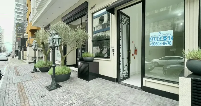 Sala comercial com 100m² privativos, fachada moderna, prédio novo em meia praia itapema