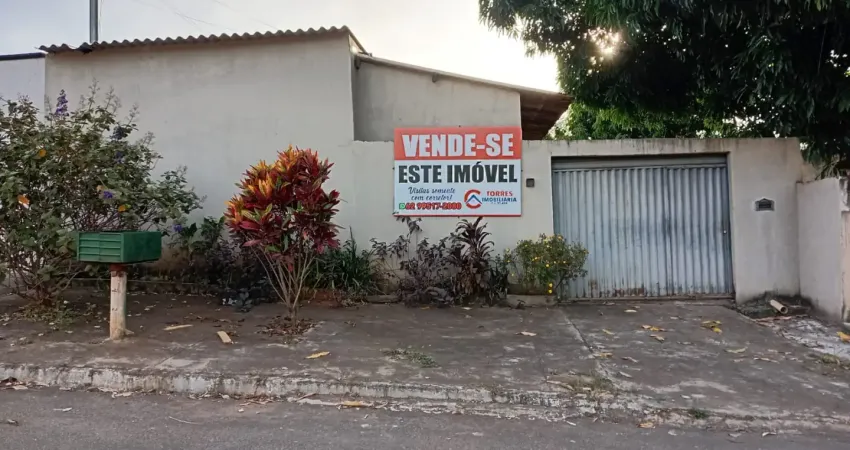 Duas casas no mesmo terreno! ideal pra quem busca espaço, ou quer investir o alugar   ️ lote de 360m² ️ casa da frente com 2 quartos, sala, é cozinha   ️ casa nos fundos com 3 quarto, sala, cozinha, b