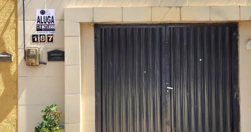 Casa 2 quartos sendo 1 suite no siqueira, vaga coberta, quintal.