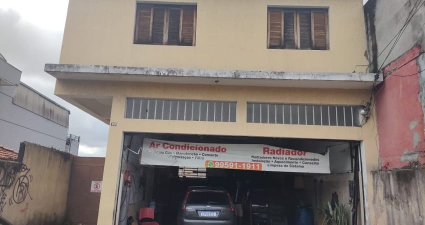 Sobrado versátil — comercial embaixo e residencial em cima, com ótimo espaço e área de churrasqueira!