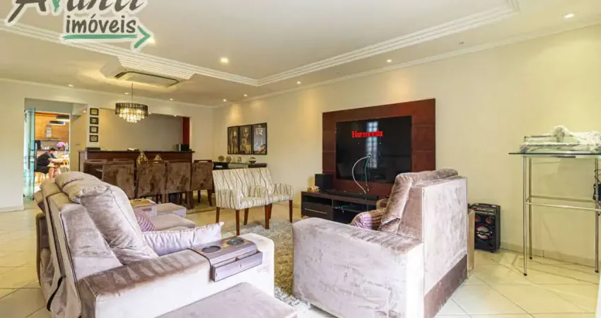 Casa Padrão com 3 Dormitórios e 4 Banheiros em Embaré, Santos - R$1.350.000,00