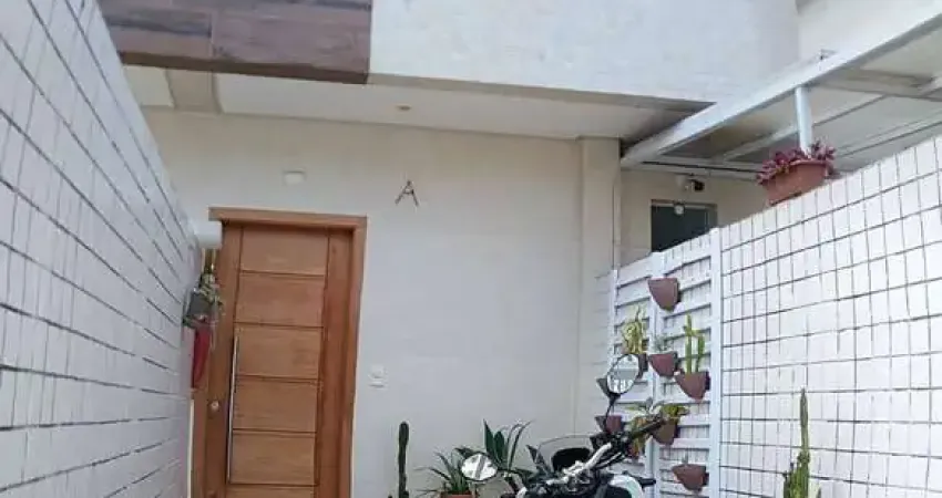 Casa Sobreposta Alta, Modernizada no Embaré, Santos | Avanti Imóveis