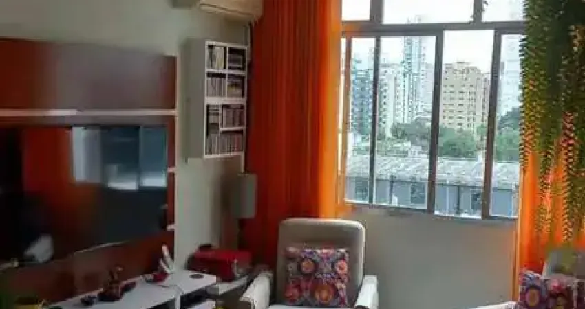Apartamento à venda de 2 dormitórios no coração do Gonzaga, em Santos