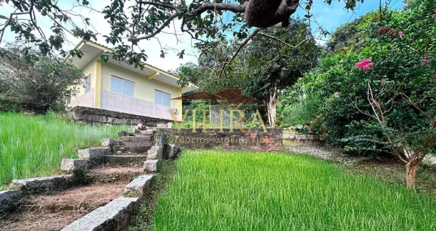 Casa à 400 m da praia central localizada no centro histórico, garopaba/sc