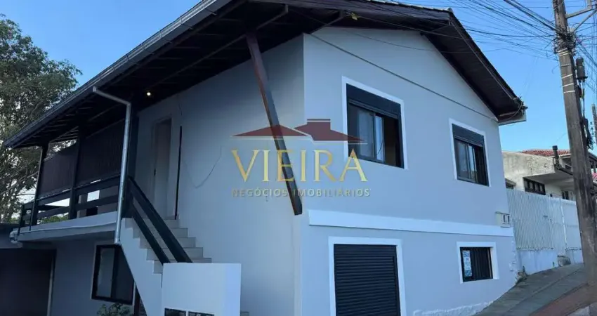 Casa no centro de garopaba a apenas 400m do mar - alto potencial de valorização e excelente rentabilidade em temporadas!