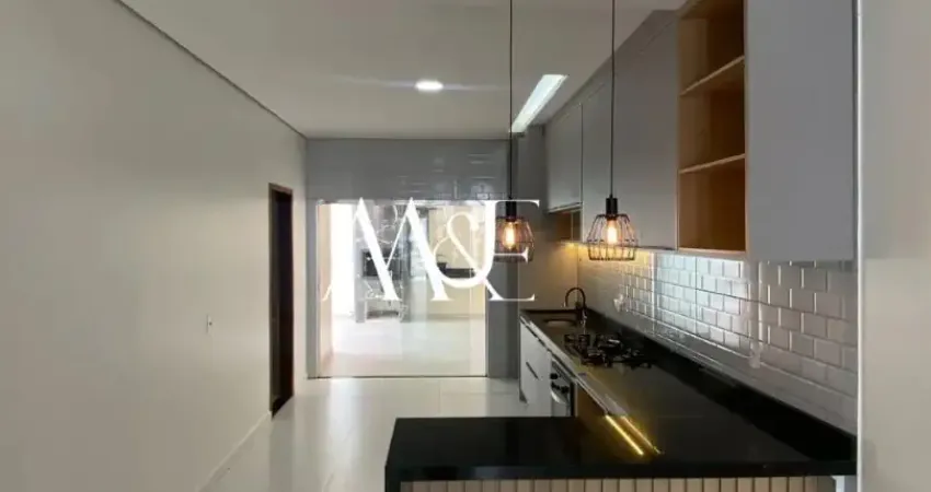 Casa a venda no parque 10 - pé direito duplo - reformada e moderna - pronta para moarar - bem localizada - perto da bola do mindu - entorno bem servido - 3 quartos com suíte - 2 vagas de garagem - sem