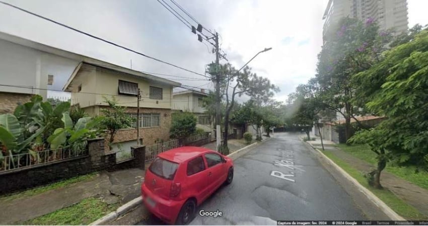 Casa à venda no Campo Belo: 4 quartos, 2 suítes, 5 banheiros, 4 vagas, 500m².