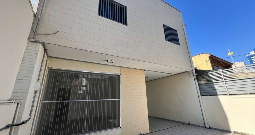 Casa comercial para locação no Ipiranga, São Paulo-SP, 3 banheiros, 6 vagas, 300m²!