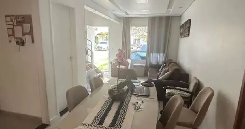 Sobrado em condomínio à venda no Jardim São Luís, São Paulo-SP: 3 quartos, 1 suíte, 2 banheiros, 2 vagas, 130m². Confira!