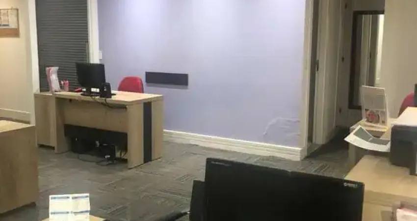 Sala Comercial de Alto Padrão em Alphaville Industrial: 2 Banheiros, 61,80 m² de Área - Venda em Barueri-SP