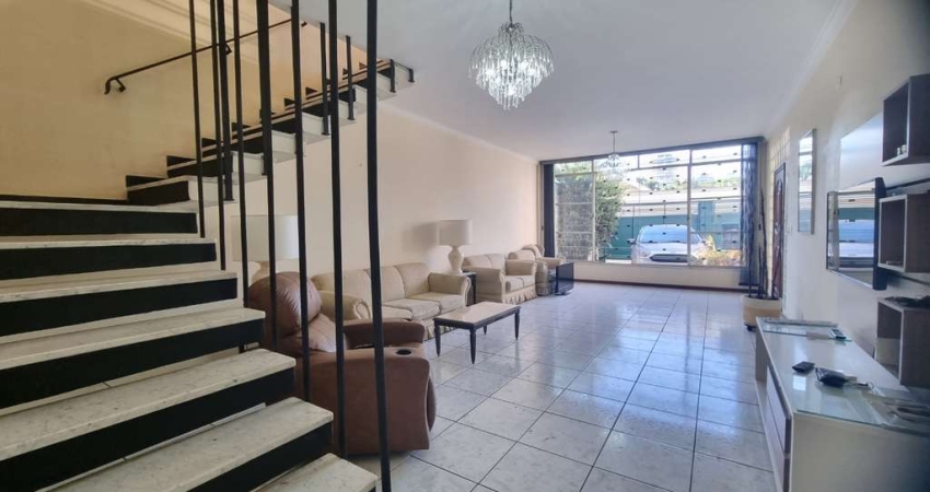 Sobrado com 3 quartos no Brooklin - São Paulo/SP, 300m², 1 suíte, 4 banheiros e 3 vagas de garagem. Confira!