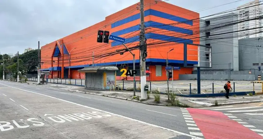 Galpão Comercial de Alto Padrão na Vila Cordeiro, 250 Vagas de Garagem e 26.647 m² de Área.
