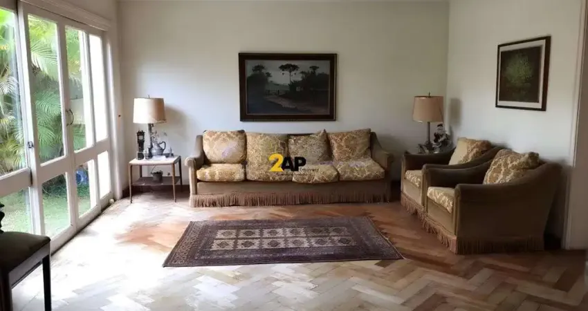 Casa á venda no Morumbi com 350m², 6 quartos sendo 4 suítes e 4 vagas.