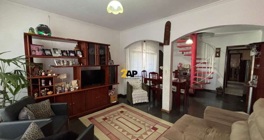 Casa à venda em Taboão da Serra-SP, Parque Marabá: om 3 quartos, 1 sala, 2 banheiros, 2 vagas de garagem e 150m² de área. Agende sua visita!