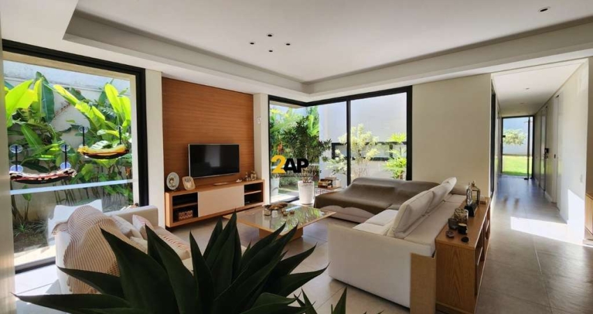 Imperdível casa à venda em Interlagos: 3 quartos, 3 suítes, 2 salas, 4 banheiros, 6 vagas de garagem e 797m² de área!
