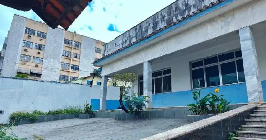 Vendo ou alugo casa espaçosa no centro de itaboraí - ideal para moradia ou comércio.
