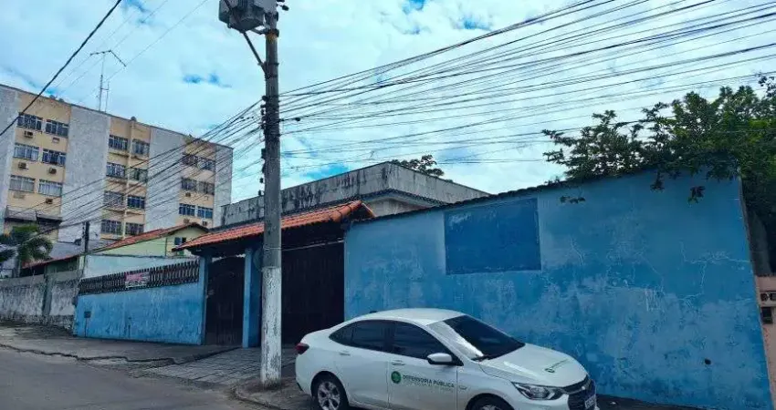 Vendo ou alugo casa espaçosa no centro de itaboraí - ideal para moradia ou comércio.