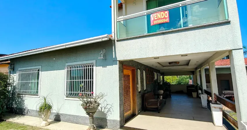 Vendo espetacular casa duplex no centro de itaboraí - 260 m2, com 3 quartos (2 suítes canadense), 4 vagas, edícula com churrasqueira e piscina.